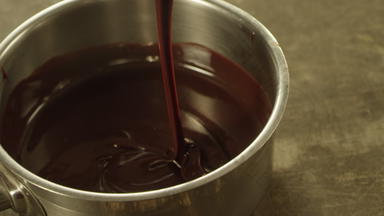 特写镜头鞭打液体巧克力金属搅拌宏巧克力流